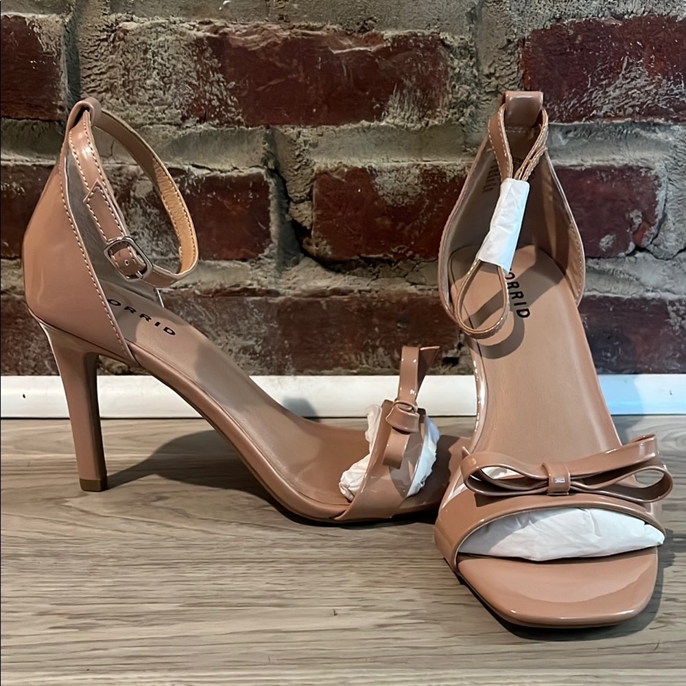 Stylish Tan Heels with Bow Accent